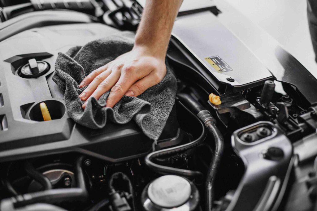 Man polishing car inside at car service
Innenreinigung ihres Auto